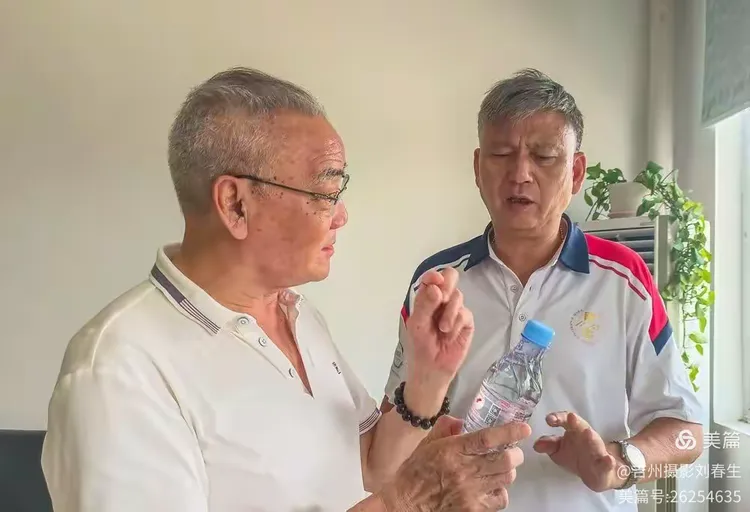 副会长、第四活动小组组长罗熠（中），原副会长徐波（左二）等，在公司董事长周洪毅（左一）引导下，参观厂